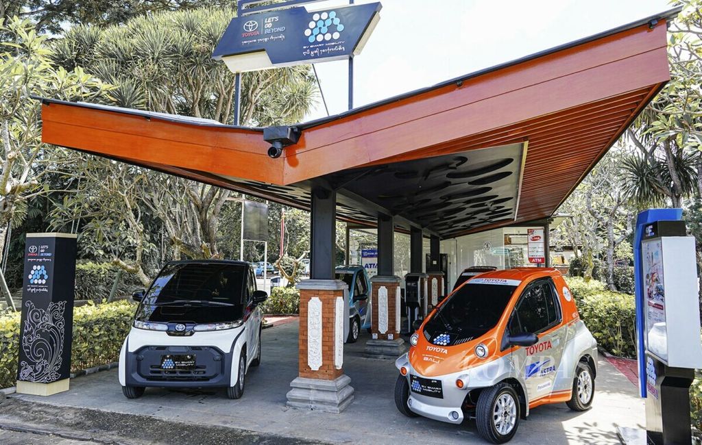 Dokumentasi PT Toyota Astra Motor menampilkan fasilitas stasiun pengisian daya listrik dan kendaraan listrik Toyota untuk proyek <i>electric vehicle smart mobility </i>di kawasan ITDC Nusa Dua, Badung, Bali, Maret 2021. 