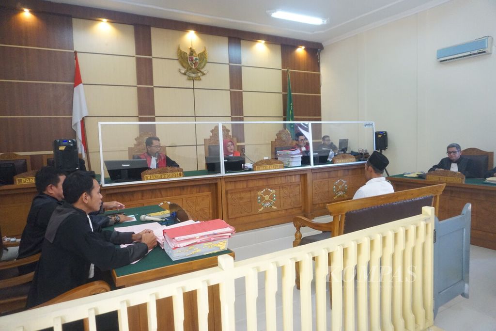 Terdakwa Slamet Tohari menjalani sidang putusan di Pengadilan Negeri Banjarnegara, Jawa Tengah, Kamis (1/2/2024). Tohari divonis mati setelah membunuh 12 korbannya. 