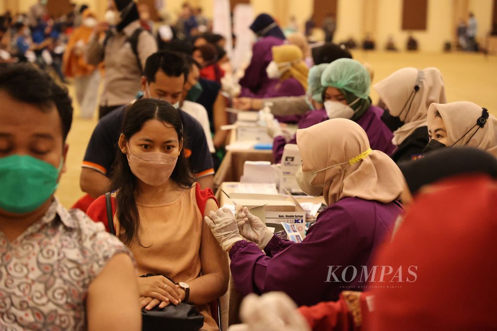 Warga mendapat suntikan vaksin penguat dalam kegiatan vaksinasi Covid-19 massal di Mal Sleman City Hall, Kabupaten Sleman, Daerah Istimewa Yogyakarta, Jumat (11/3/2022). 