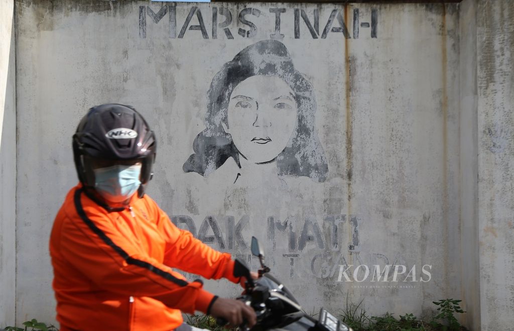A mural of the late Marsinah is depicted on the wall of a house in the Pondok Cabe area of ​​Tangerang Selatan, Banten, on Friday (21/1/2022). Marsinah is an eternal symbol of the struggle to uphold truth that will never fade from the hearts of the people.