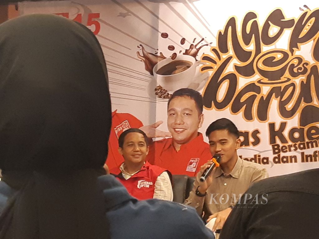 Ketua Umum Partai Solidaritas Indonesia (PSI) Kaesang Pangarep saat acara <i>ngobrol</i> dan <i>ngopi </i>bareng pemengaruh di Kota Bandar Lampung, Jumat (19/1/2024).