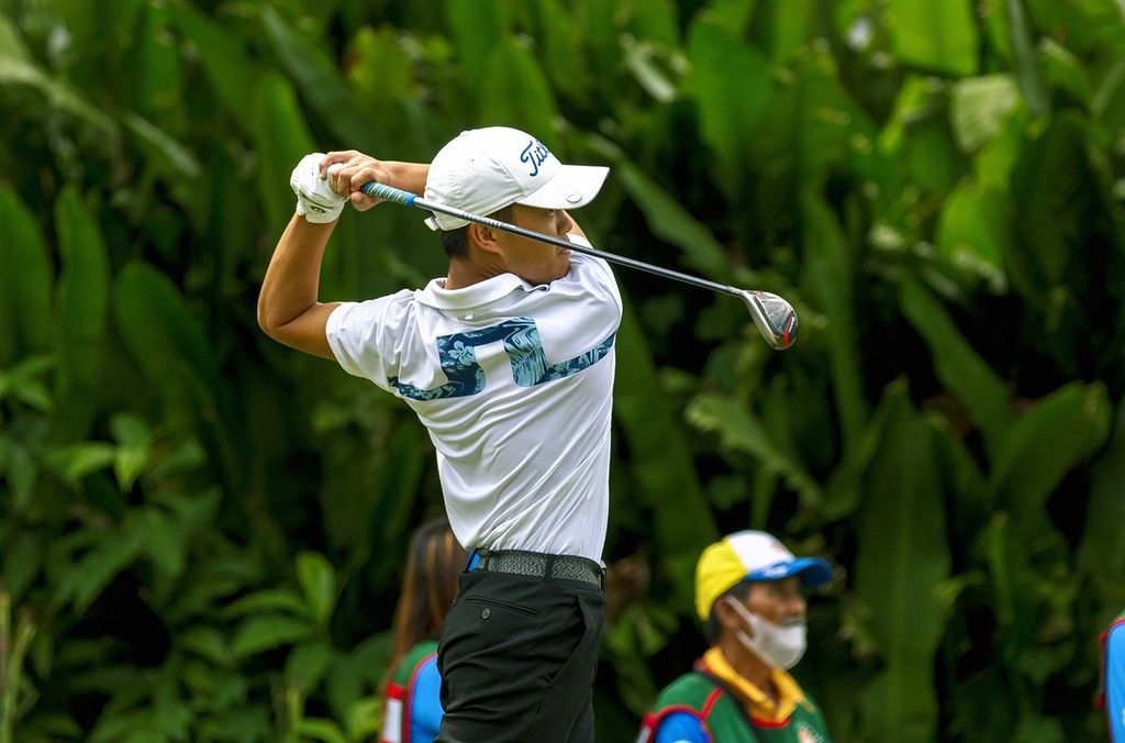 Pegolf yunior Indonesia William Justin Wijaya memimpin divisi Boys B Kejuaraan Golf Yunior Internasional Mandiri Pondok Indah, Selasa (13/12/2022). William mengumpulkan total 70 pukulan atau dua di bawah par.
