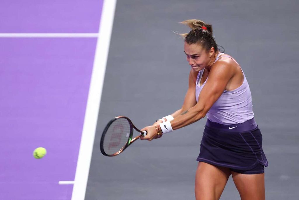 Petenis Belarusia Aryna Sabalenka mengembalikan bola ke petenis AS Jessica Pegula pada laga penyisihan grup Turnamen Tenis WTA Finals di Fort Worth, Texas, Jumat (4/11/2022). 