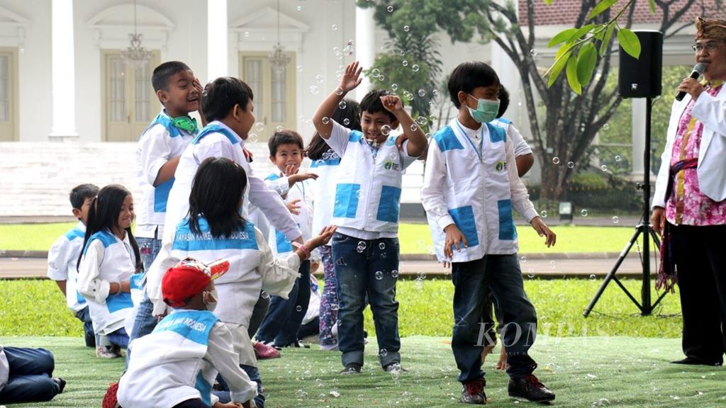 Anak-anak penderita kanker dampingan Yayasan Kanker Anak Indonesia (YKAI) menonton sulap dan bermain gelembung di halaman Istana Bogor, awal April 2018. 