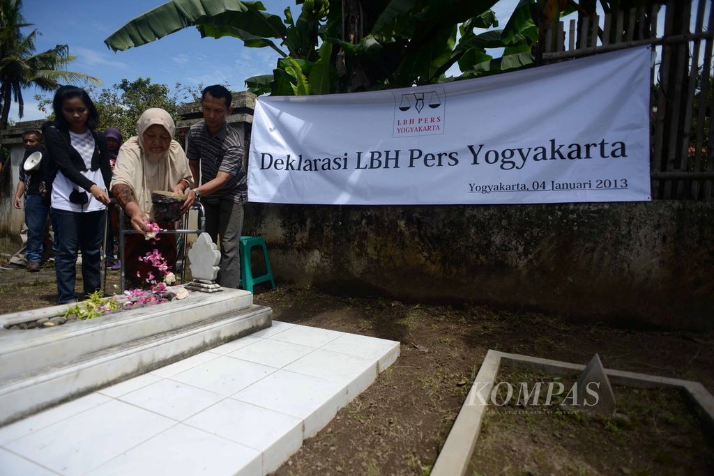 Mujilah, ibunda Udin (wartawan Bernas yang tewas terbunuh tahun 1996), berziarah ke makam anaknya di Desa Trirenggo, Kecamatan Bantul, Bantul, DI Yogyakarta, seusai acara deklarasi berdirinya Lembaga Bantuan Hukum Pers Yogyakarta, Jumat (4/1/2013).