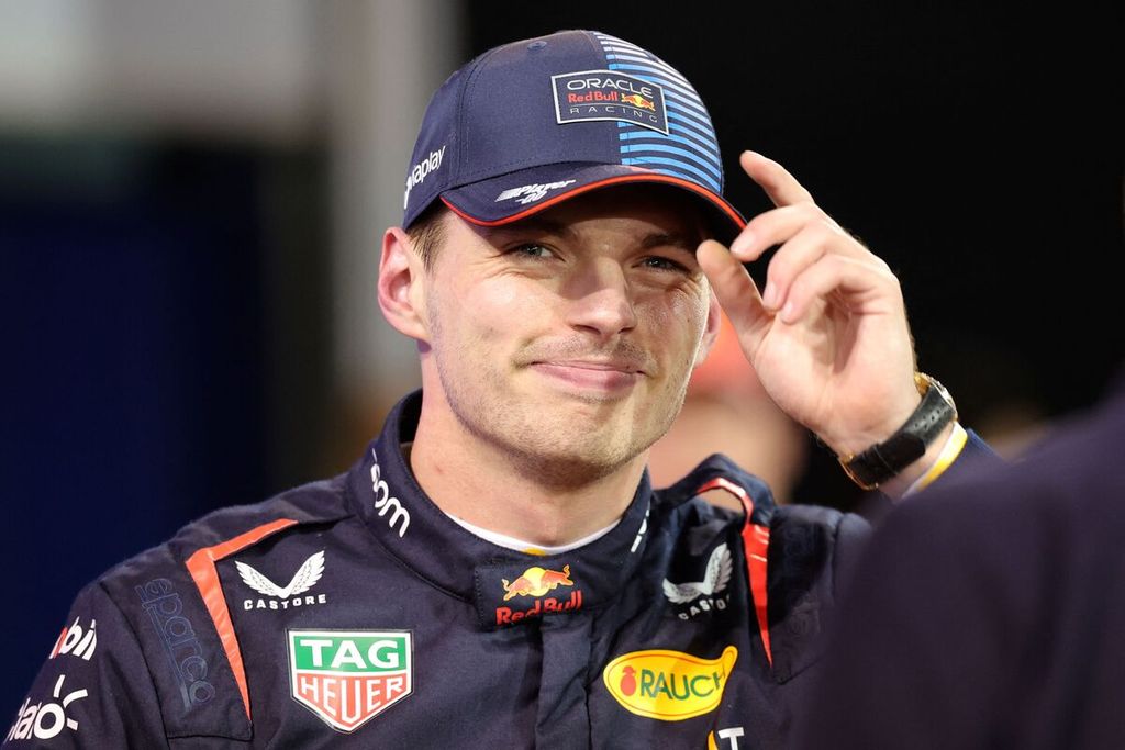 Pebalap Red Bull, Max Verstappen, bergembira seusai meraih posisi start terdepan pada kualifikasi balap Formula 1 seri perdana di Sirkuit Sakhir, Bahrain, Sabtu (2/3/2024) dini hari WIB. 