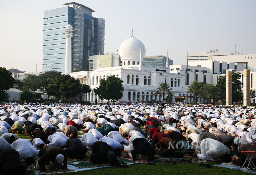 Jamaah menunaikan shalat Idul Fitri di Masjid Agung Al-Azhar, Kebayoran Baru, Jakarta Selatan, Kamis (13/5/2021). Shalat Ied yang dilaksanakan di tengah pandemi Covid-19 ini ramai dihadiri jamaah. Kompas/Priyombodo (PRI) 13-052021
