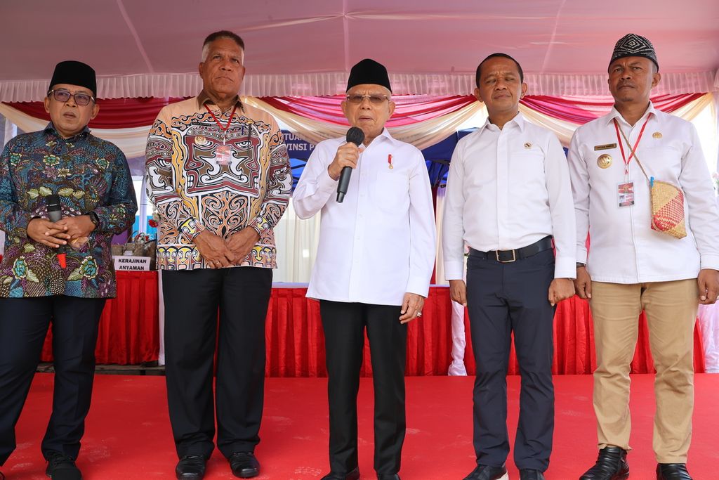 Wakil Presiden Ma’ruf Amin memberikan keterangan seusai meletakkan batu pertama Taman Ruang Terbuka Hijau Kabupaten Fakfak, Provinsi Papua Barat, Jumat (14/7/2023).