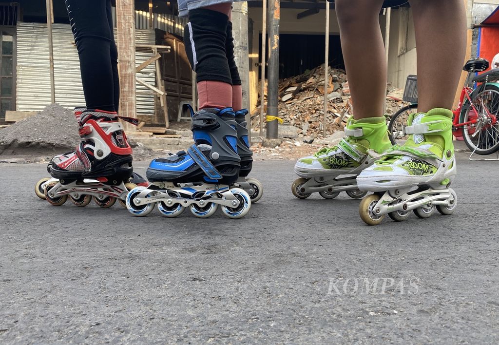 Deretan sepatu roda anak-anak di Jalan Batan Timur Raya, Kelurahan Miroto, Kecamatan Semarang Tengah, Kota Semarang, Jawa Tengah, Jumat (9/9/2022). 