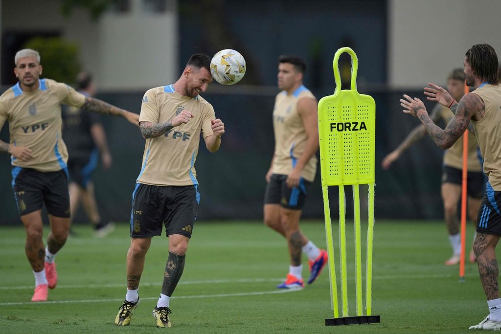 Penyerang Argentina, Lionel Messi, menyundul bola saat latihan di Miami, Florida, AS, 11 Juli 2024, jelang laga final Copa America 2024 lawan Kolombia, Senin (15/7/2024) pagi WIB. 