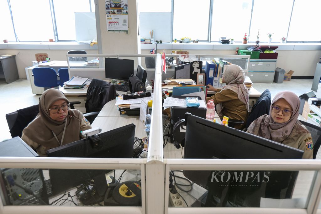 Activities of state civil servants (ASN) on their first day of work at the DKI Jakarta City Hall building, Tuesday (16/4/2024). The DKI Jakarta Provincial Government does not implement <i>work from home </i>(WFH) or work from home on the first day of work. 