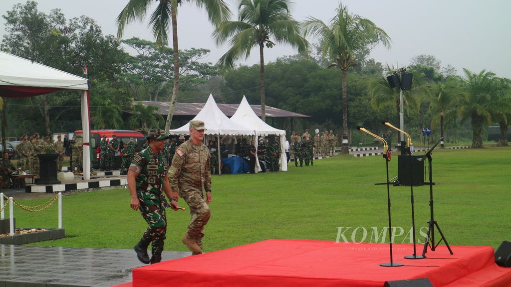 Panglima TNI Jenderal Andika Perkasa dan Komandan Jenderal Angkatan Darat AS untuk Pasific Jenderal Charles Flynn menaiki panggung untuk menbuka acara latihan bersama Super Garuda Shield 2022, di Puslatpur Baturaja, Oku Timur, Sumatera Selatan, Rabu (3/8/2022).