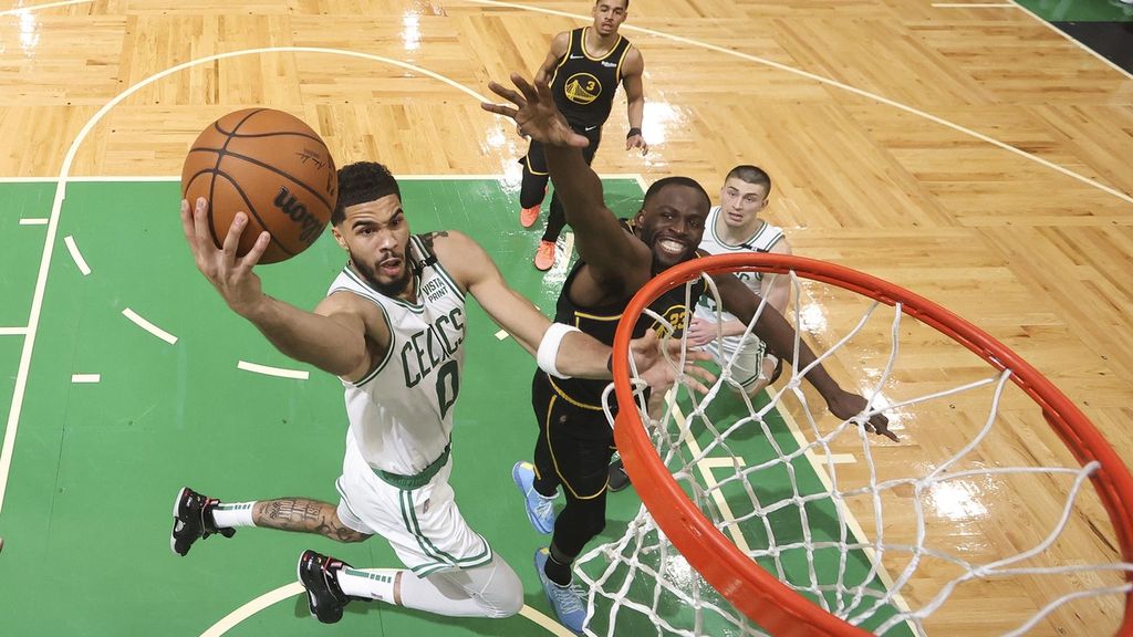 Penyerang Golden State Warriors, Draymond Green (tengah), berusaha menghalangi <i>small forward</i> Boston Celtics, Jayson Tatum (kiri), yang berusaha melesakkan bola. Celtics mengalahkan Warriors, 116-100. Laga keempat final NBA akan kembali berlangsung pada Sabtu (11/6/2022) di tempat yang sama. 