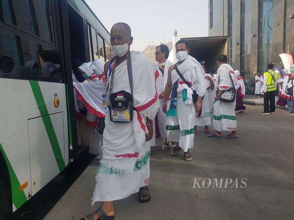 Sejumlah anggota jemaah haji asal Indonesia sedang naik bus "Sholawat" di kawasan Raudah, Mekkah, Arab Saudi, Minggu (19/6/2022) pagi. Bus mengantarkan mereka menuju Masjidil Haram untuk melaksanakan umrah.