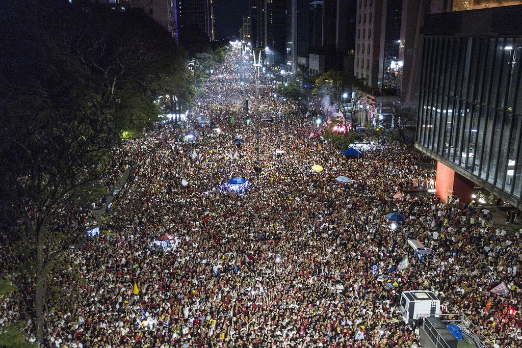 Para pendukung kandidat presiden Brasil Luiz Inacio Lula da Silva berkumpul di Paulista Avenue setelah Lula mengalahkan kandidat petahana, Presiden Jair Bolsonaro, dalam pemilihan presiden putaran kedua di Sao Paulo, 30 Oktober 2022.  