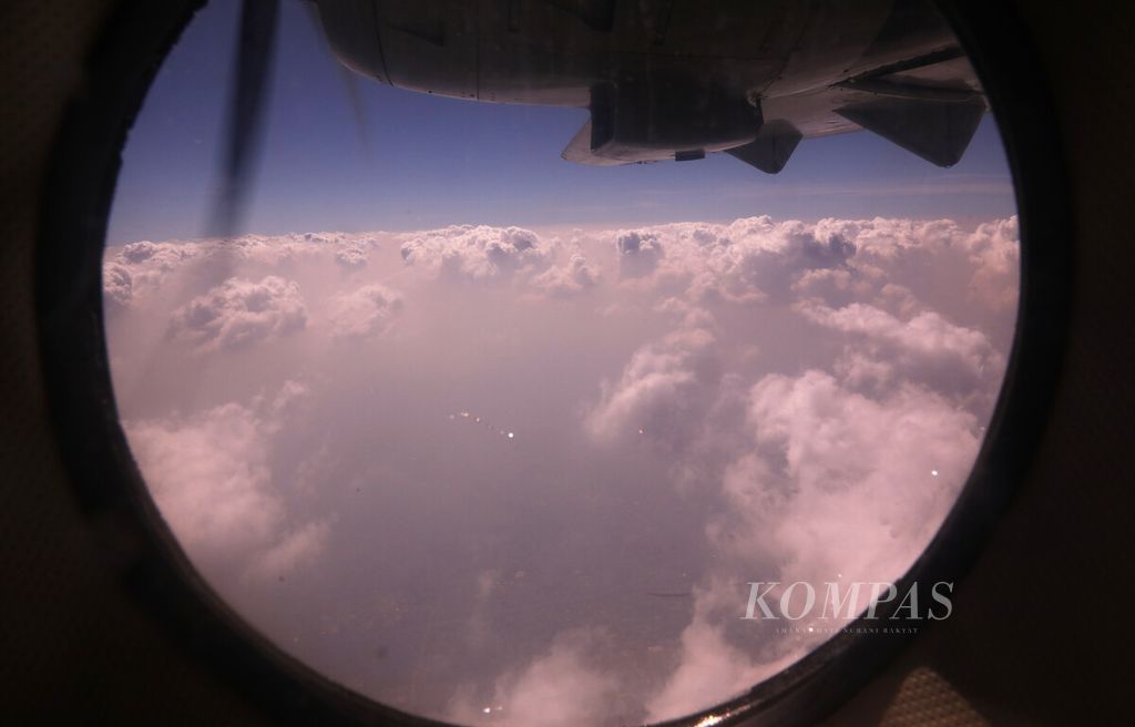 Hamparan awan kumulus terlihat dari jendela pesawat CASA 212 TNI AU dalam penerbangan teknologi modifikasi cuaca di atas wilayah Jabodetabek, Sabtu (2/9/2023). 