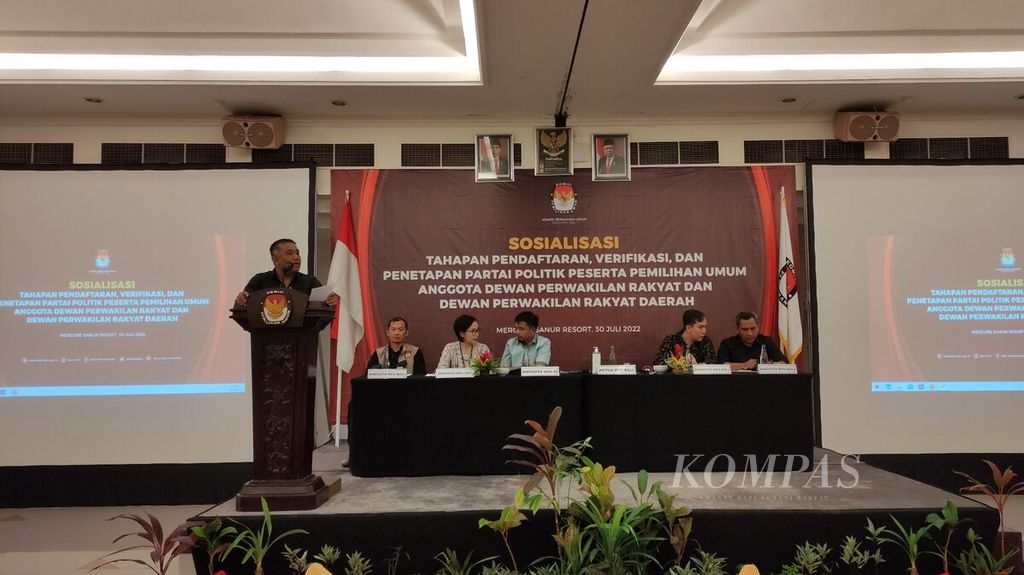 Ketua KPU Bali I Dewa Agung Gede Lidartawan (berdiri) dalam acara Sosialisasi Tahapan Pendaftaran, Verifikasi, dan Penetapan Parpol Peserta Pemilu, Anggota DPR dan DPRD, Sabtu (30/7/2022), di Kota Denpasar, Bali.