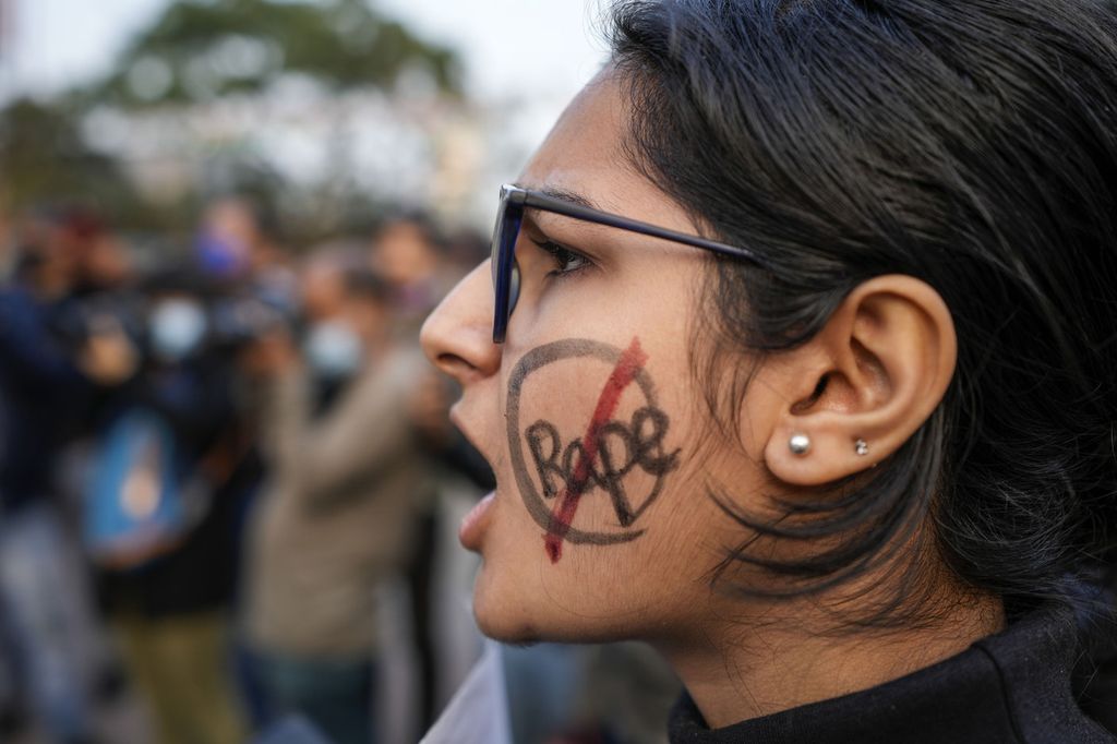 Unjuk rasa di New Delhi, India, pada Januari 2022 untuk memprotes pemerkosaan beramai-ramai oleh sekelompok pria.