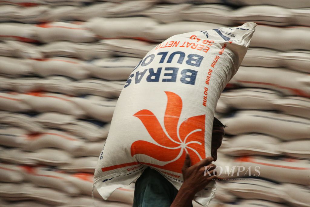Pekerja memanggul karung-karung beras ke truk pengangkut di gudang Bulog di kawasan Kelapa Gading, Jakarta Utara, Senin (5/2/2024). Saat ini, cadangan pangan, termasuk beras, sangat diperlukan Indonesia untuk menjaga ketahanan pangan domestik di tengah penurunan produksi beras akibat dampak El Nino.