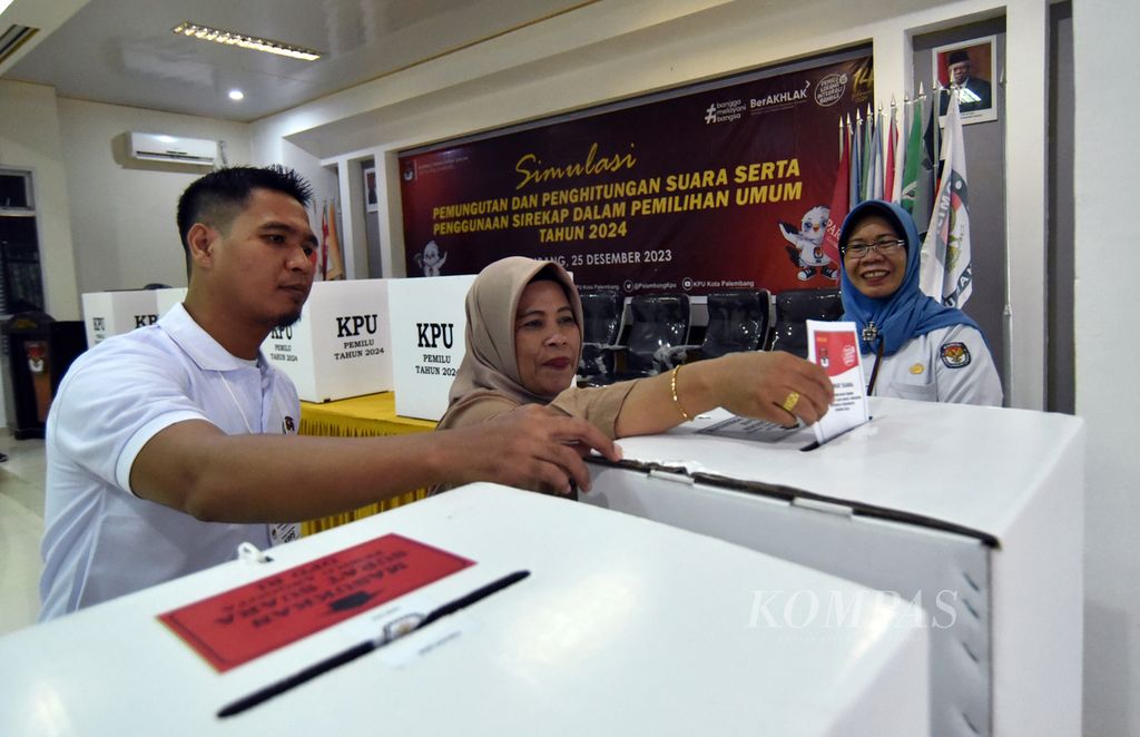 Proses simulasi pemungutan suara untuk Pemilu 2024 yang diselenggarakan KPU Palembang di Palembang, Sumatera Selatan, Senin (25/12/2023). 