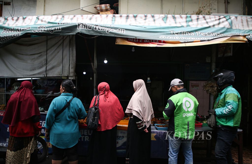 Warga mengantre untuk membeli lauk di warung di kawasan Petamburan, Tanah Abang, Jakarta Pusat, Selasa (21/11/2023). Kenaikan harga sejumlah bahan baku tidak hanya memberatkan masyarakat selaku pembeli, tetapi juga pedagang warung makan.