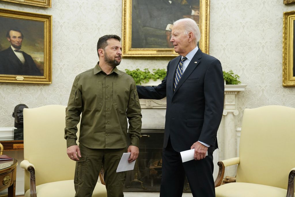Presiden Amerika Serikat Joe Biden menerima Presiden Ukraina Volodymyr Zelenskyy di Gedung Putih pada September 2023. Pada 15 Desember 2023, salah satu rekan separtai Zelenskyy meledakkan granat dalam pertemuan dewan kota di Ukraina barat. 