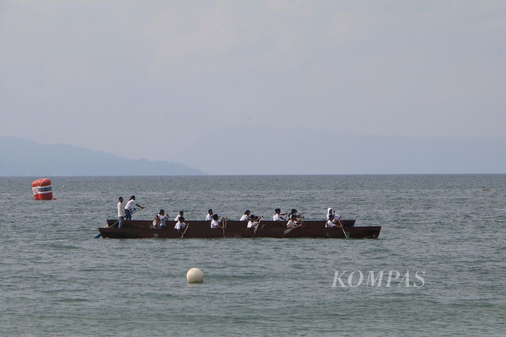 Pengisi acara berlatih menampilkan <i>solu bolon</i> untuk acara puncak Kejuaraan Dunia Perahu Motor Formula 1 (F1 H2O) di perairan Balige, Kabupaten Toba, Sumatera Utara, Jumat (24/2/2023). 