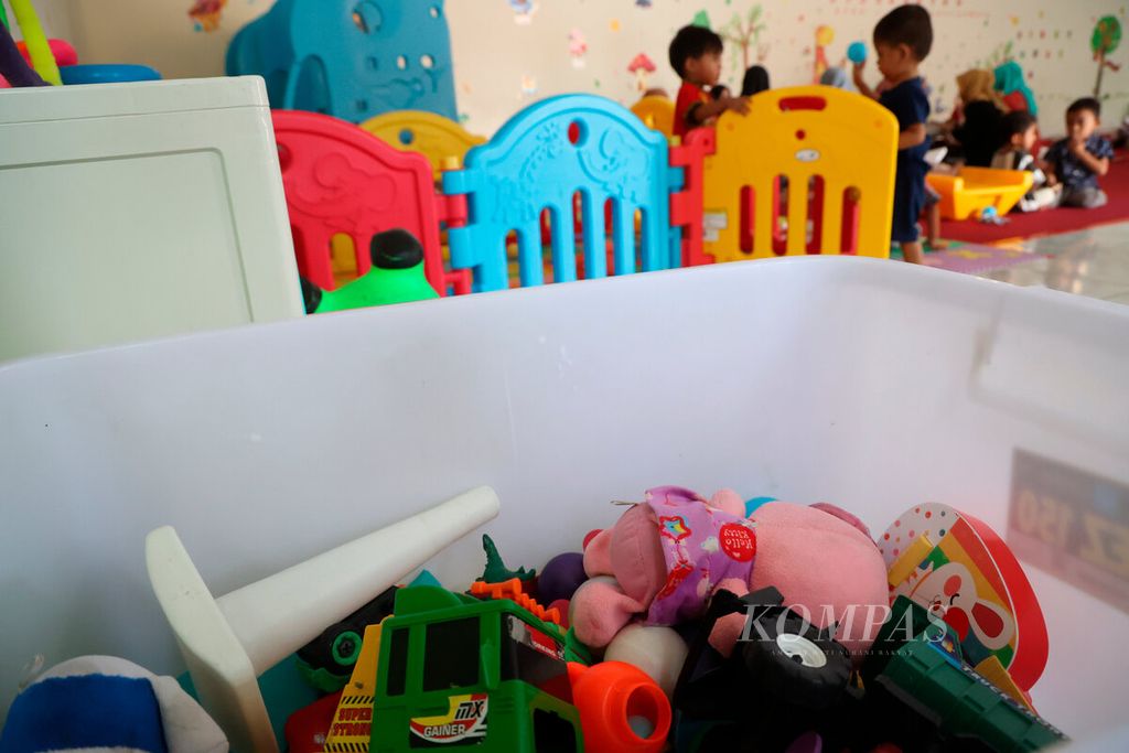 Tumpukan mainan yang menjadi fasilitas bermain bagi anak-anak saat menjalani pendampingan untuk penanganan <i>stunting</i> di Rumah Pelita, Kota Semarang, Jawa Tengah, Jumat (27/10/2023). 