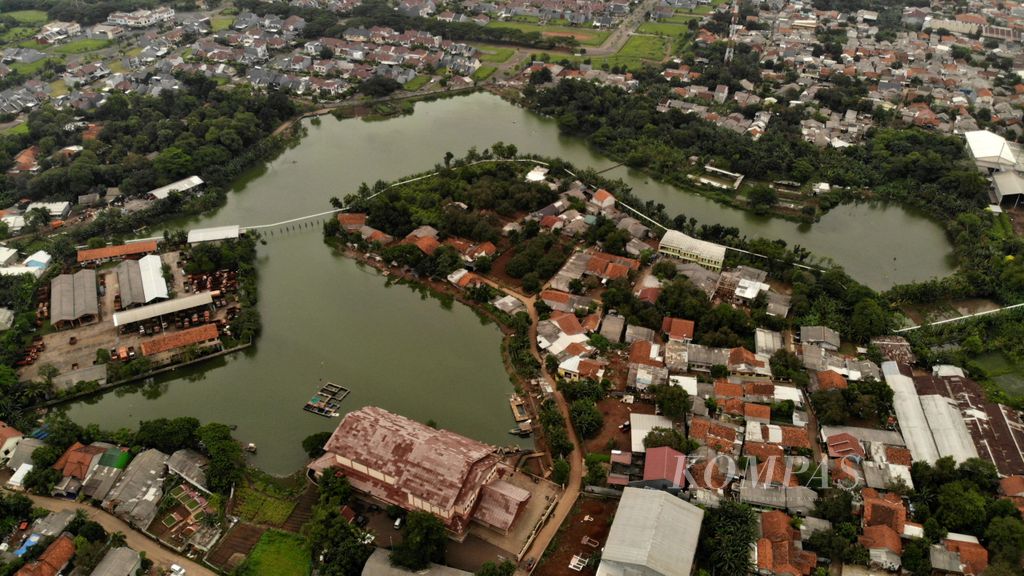 Foto aerial Situ Rawa Gede di Bojong Menteng, Rawalumbu, Kota Bekasi, Jawa Barat, Senin (28/1/2019). Selain menjadi lokasi wisata baru, Situ Rawa Gede yang memiliki luas 7,3 hektare ini menjadi tempat konservasi air, resapan air, dan cadangan air ketika musim kemarau serta untuk meminimalisir banjir.
