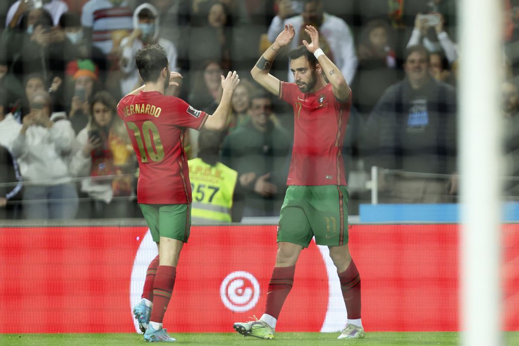 Pemain Portugal, Bruno Fernandes, melakukan selebrasi setelah menambah gol kedua dalam pertandingan <i>playoff </i>Piala Dunia 2022 antara Portugal dan Macedonia Utara di Stadion Do Dragao, Lisabon, Portugal, Rabu (30/3/2022) dini hari WIB. Portugal berhasil menyegel tiket ke Piala Dunia 2022 setelah mengalahkan Macedonia Utara, 2-0. 