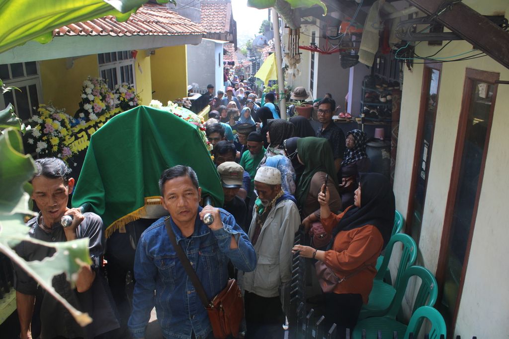 Warga memadati gang untuk mengantarkan jenazah Jajang Safaat (50), Ketua Kelompok Penyelenggara Pemungutan Suara TPS 18 RW 005 Kelurahan Pasirwangi, Kecamatan Ujungberung, Kota Bandung, Jawa Barat, Sabtu (17/2/2024).