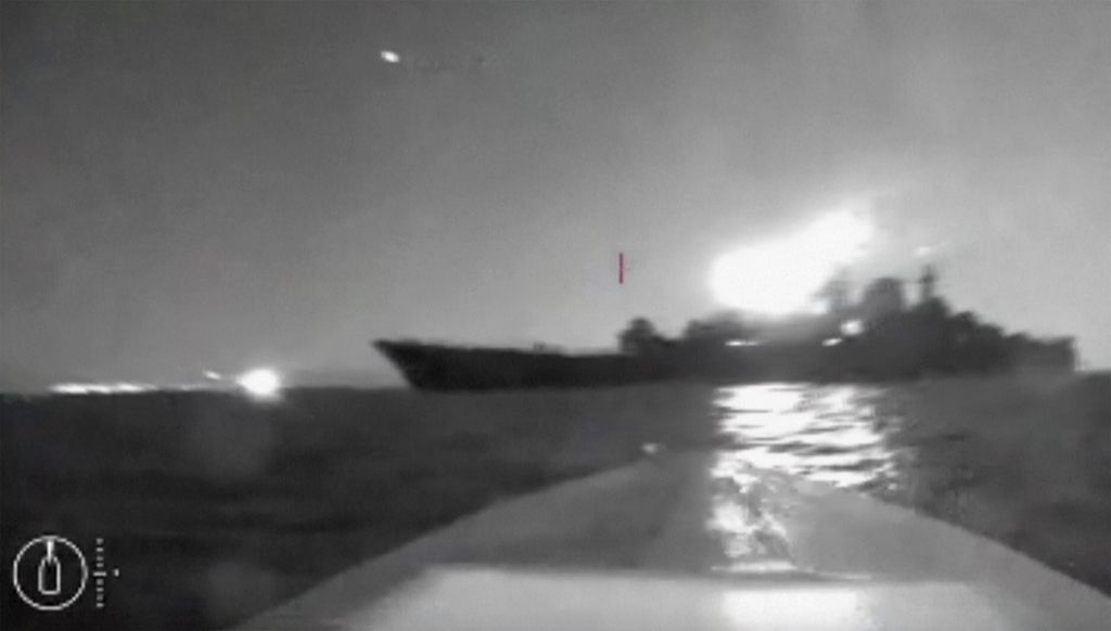 Dalam foto tayangan video yang dirilis Jumat (4/8/2023) ini terlihat bagian depan pesawat nirawak (<i>drone</i>) saat bermanuver mendekati kapal Rusia, Olenegorsky Gonyak, di dekat Pelabuhan Novorossiysk, Laut Hitam. 