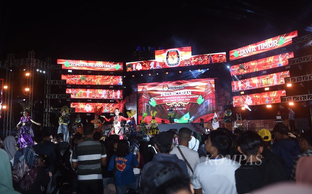 Perkenalan <i>jingle</i> saat Peluncuran Pemilihan Gubernur dan Wakil Gubernur Jawa Timur 2024 oleh KPU Jawa Timur di Grand City, Surabaya, Selasa (4/6/2024). Acara juga diisi dengan pentas musik. 