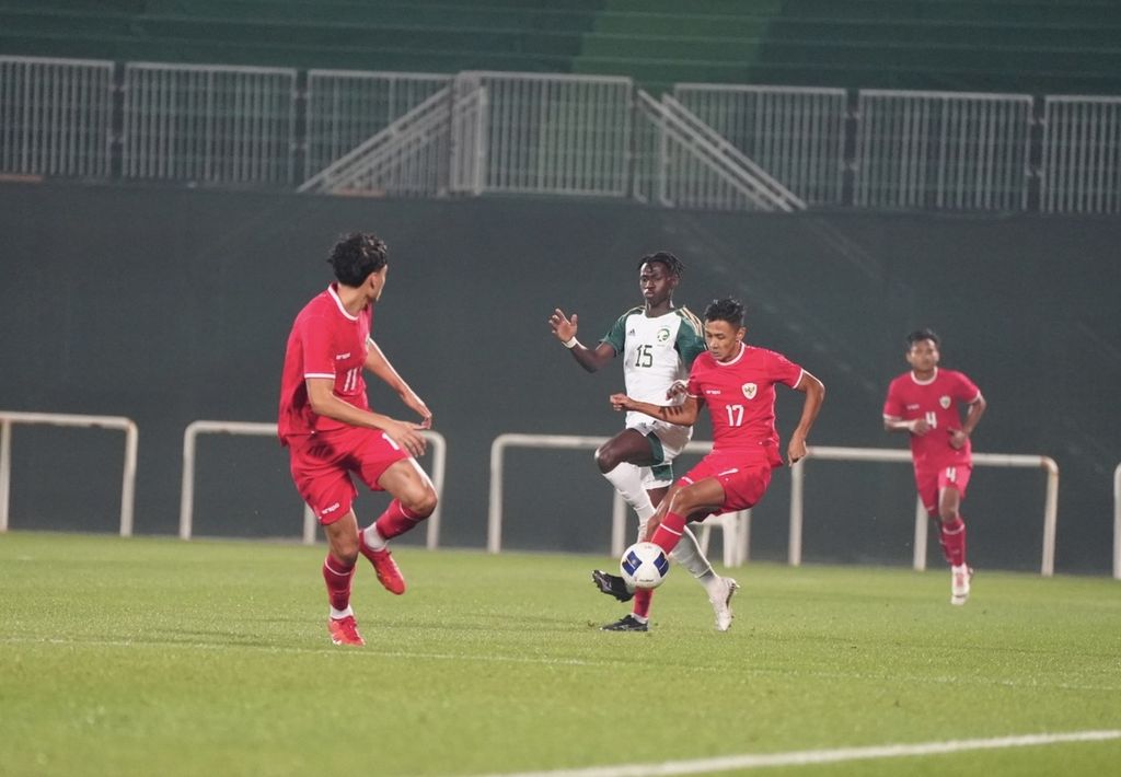 Bek sayap kiri tim U-23 Indonesia, Haykal Alhafiz (kanan), mengoper bola ke arah penyerang, Rafael Struick, pada laga uji coba kontra Arab Saudi, Sabtu (6/4/2024) dini hari WIB, di Stadion The Sevens, Dubai Uni Emirat Arab. 