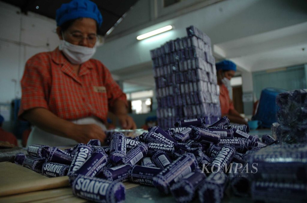Seorang pekerja mengepak permen rasa pepermin Davos yang diproduksi sejak tahun 1931 di Kabupaten Purbalingga, Kamis (23/9/2010). 