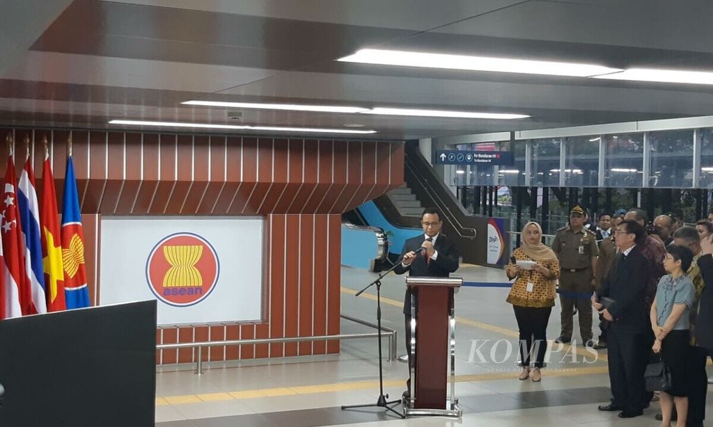 Gubernur DKI Jakarta Anies Baswedan saat meresmikan pergantian nama Stasiun MRT Sisingamangaraja menjadi Stasiun ASEAN, Rabu (10/4/2019).