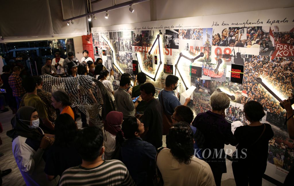 Pembukaan pameran 25 Tahun Rreformas!h in Absentia di Yayasan Riset Visual mataWaktu di Jakarta, Rabu (17/3/2023) malam. Pameran menampilkan karya fotografi, grafis, karikatur, serta seni instalasi terkait gerakan reformasi tahun 1998.