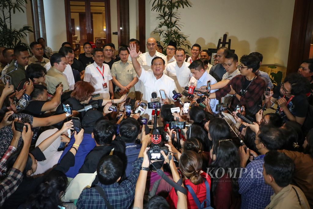 Ketua Umum Partai Gerindra Prabowo Subianto melambaikan tangan kepada wartawan seusai Rapimnas)Partai Gerindra di Jakarta, Senin (23/10/2023). Dalam rapimnas tersebut, Partai Gerindra mengonsolidasikan kekuatan agar semua satu suara mendukung Prabowo Subianto dan Gibran Rakabuming Raka pada Pemilihan Presiden 2024. 