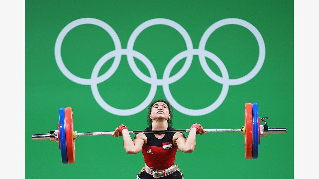 Lifter putri  Sri Wahyuni Agustiani saat bertanding di kelas 48 kilogram di Olimpiade Rio de Janeiro 2016, pada 6 Agustus 2016, di Pavilion 2 Riocentro, Rio de Janeiro, Brasil. Sri Wahyuni mampu meraih medali perak.