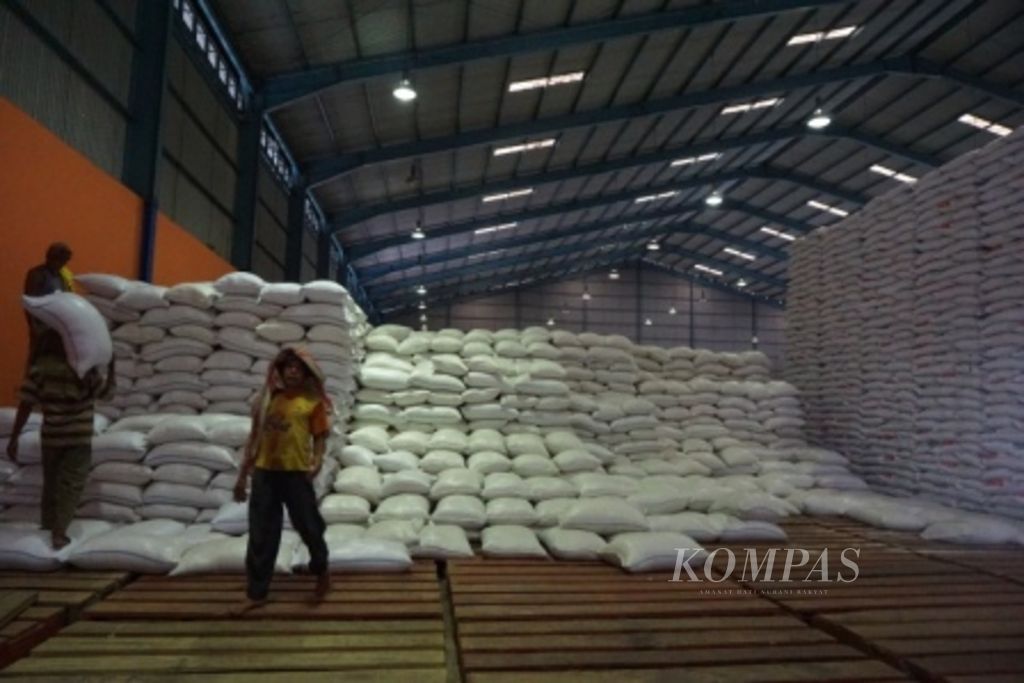 Pasokan beras yang disimpan di dalam gudang Perum Bulog Divre Lampung di Bandar Lampung, beberapa waktu lalu.