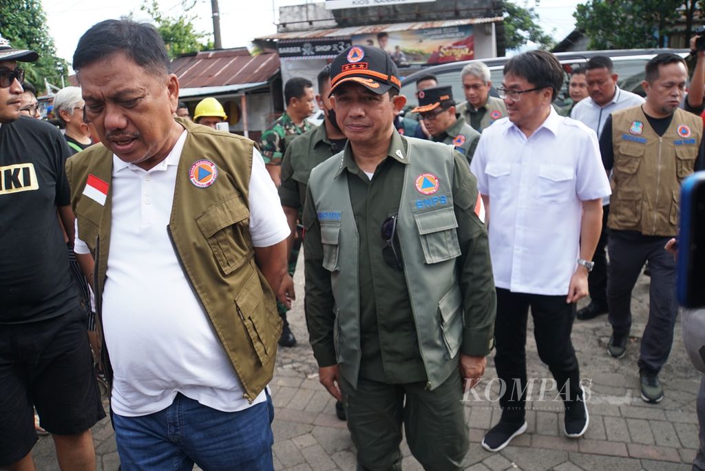 Kepala BNPB Suharyanto (tengah) didampingi Gubernur Sulawesi Utara Olly Dondokambey (kiri) serta Wali kota Manado Andrei Angouw (kedua dari kanan) meninjau lokasi pengungsian di Kelurahan Molas di Manado, Sabtu (28/1/2023). 