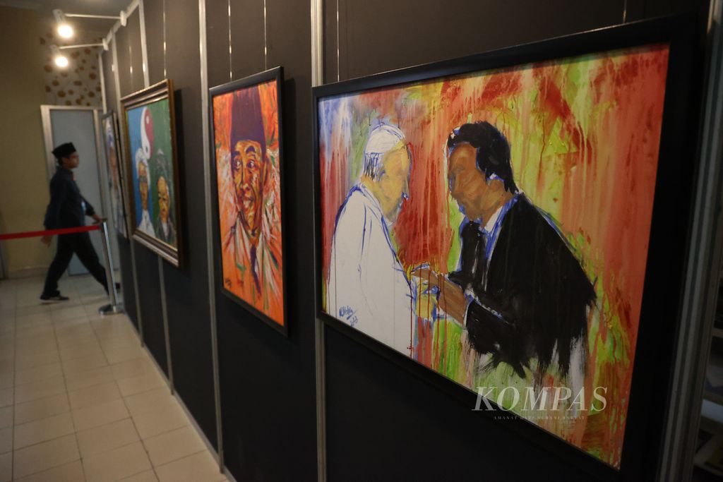 Sejumlah lukisan bertema keberagaman dipajang saat acara penganugerahan gelar Doktor Kehormatan (Doctor Honoris Causa) di UIN Sunan Kalijaga, DI Yogyakarta, Senin (13/2/2023).