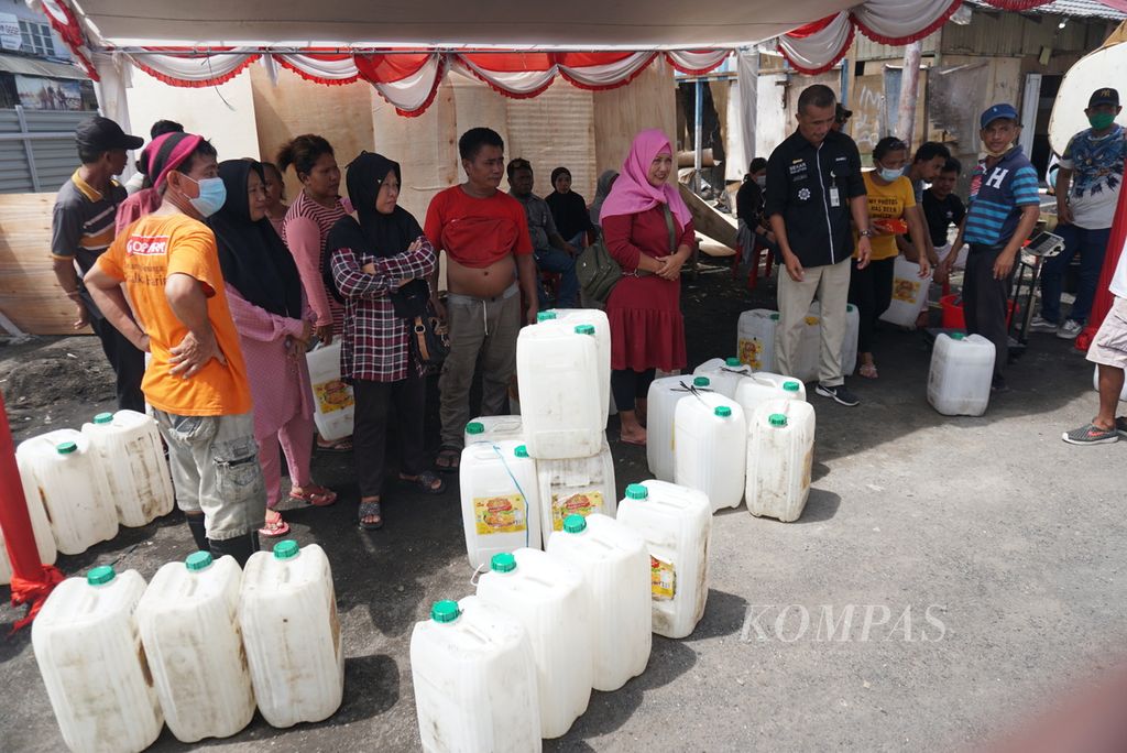 Para pedagang pengecer minyak goreng mengantre untuk mengisi jeriken mereka dengan minyak goreng curah di Pasar Bersehati, Kelurahan Calaca, Manado, Sulawesi Utara, Kamis (28/4/2022). 