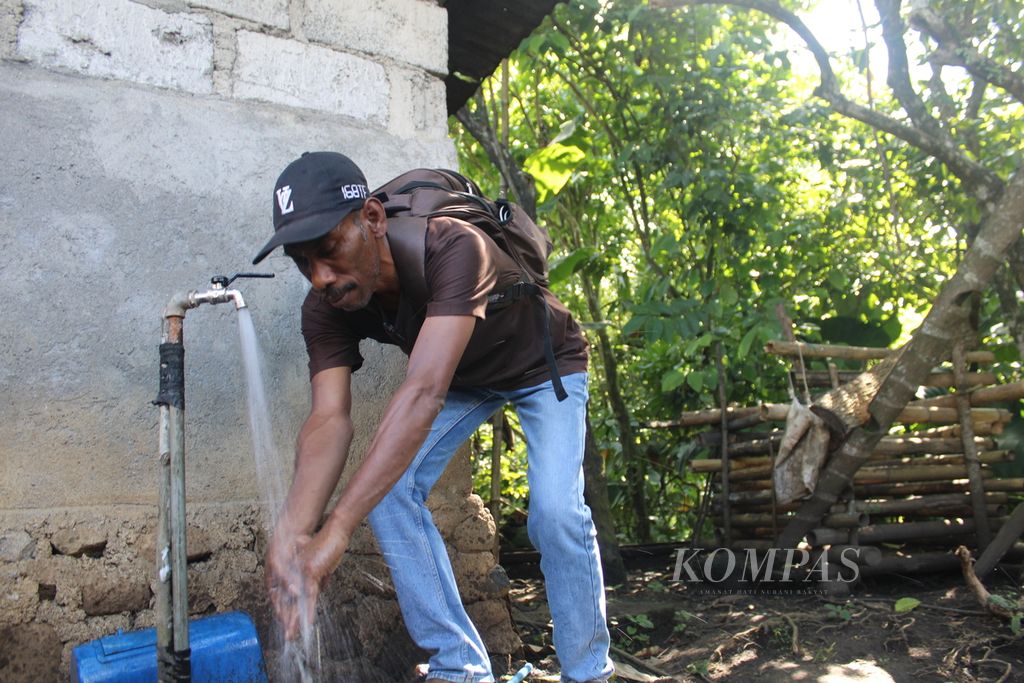 A technician finished repairing the water network in Randoria Village, Detusoko District, Ende Regency, East Nusa Tenggara, on Thursday (21/3/2024). This technician was given an incentive of IDR 40,000 per month.