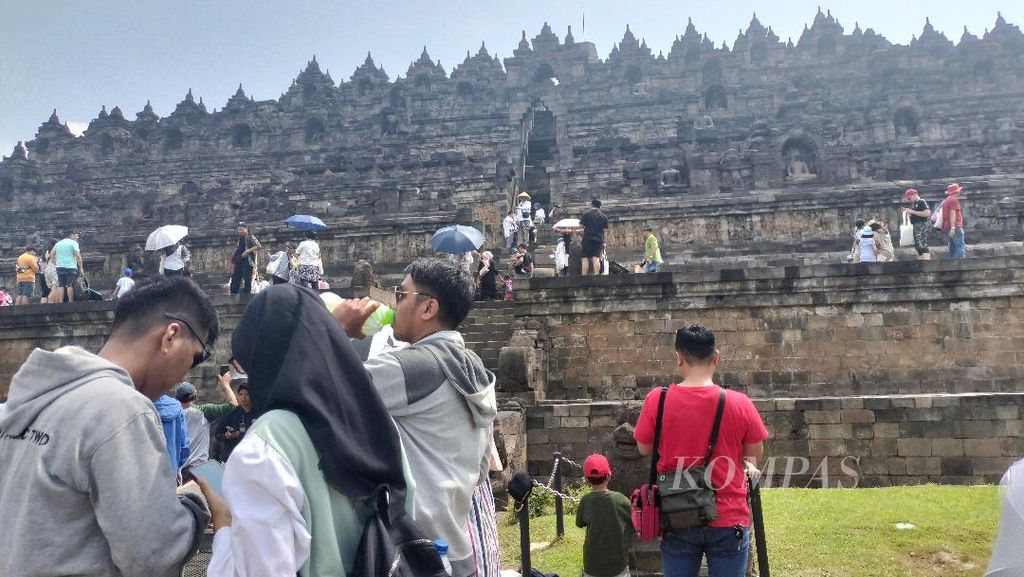 Ramainya pengunjung ke halaman dan bangunan Candi Borobudur pada Minggu (23/4/2023).