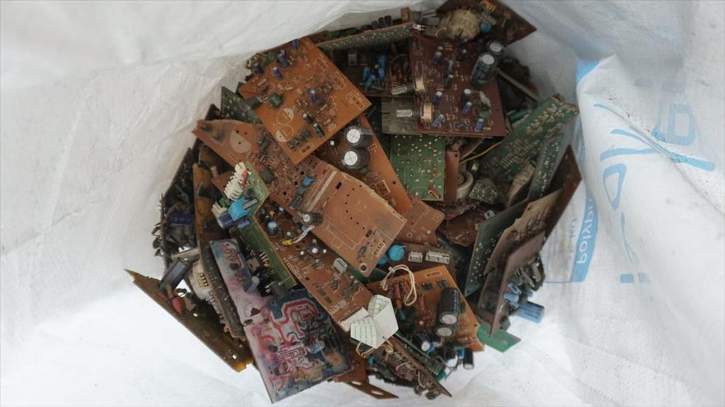 Tumpukan sampah elektronik yang disimpan di dalam karung. Sampah ini termasuk jenis limbah bahan beracun dan berbahaya (B3) yang dalam pengolahannya perlu izin dan prosedur yang baik dan benar sesuai dengan aturan yang berlaku.