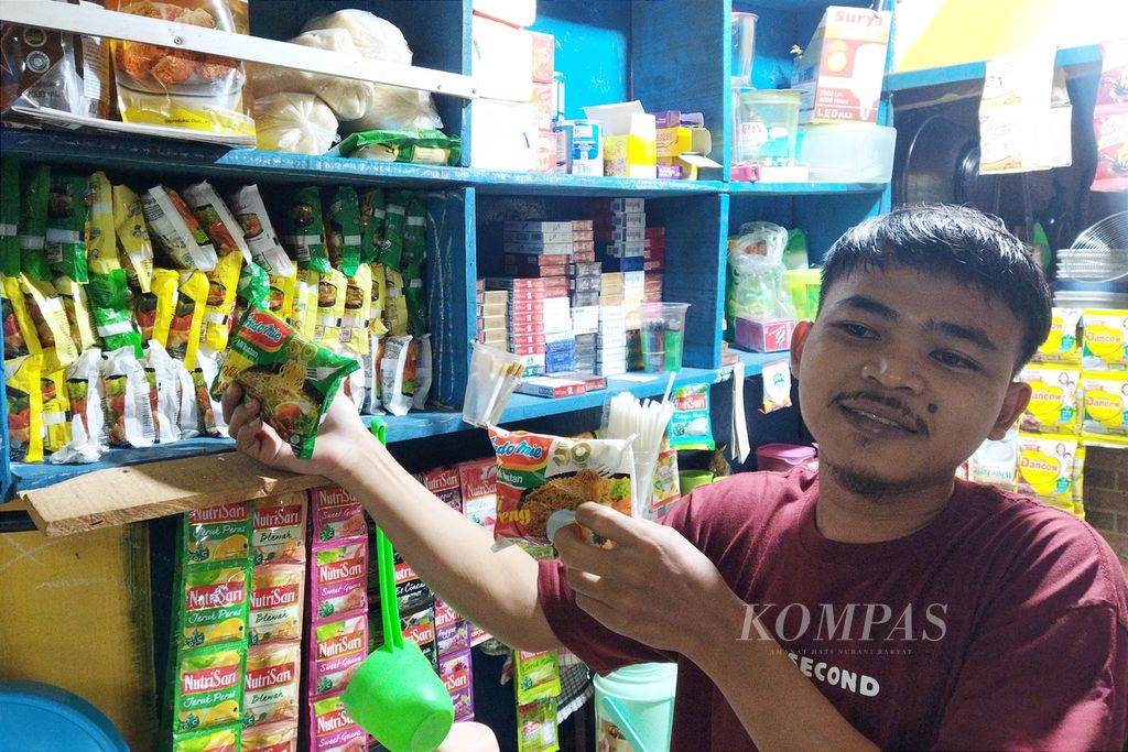 Salah satu warung Indomie atau warmindo di Palmerah, Jakarta Pusat, Rabu (10/8/2022), harus beradaptasi dengan kenaikan harga sembako yang berdampak pada harga semangkok mi instan.
