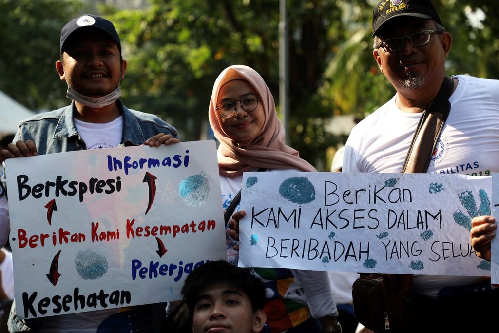Poster yang mewakili sebagian suara penyandang disabilitas dibawa saat menghadiri peringatan Hari Disabilitas Internasional 2019 di Kompleks Gelora Bung Karno, Jakarta, Minggu (1/12/2019).