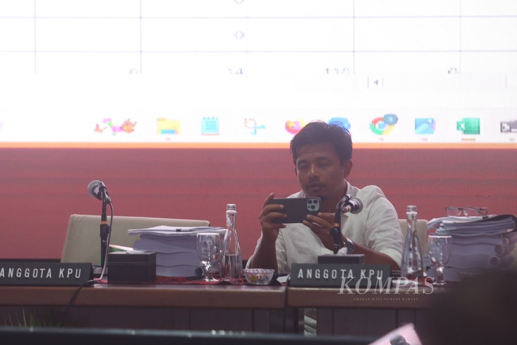 Anggota KPU, Idham Holik, memimpin rapat pleno terbuka rekapitulasi hasil penghitungan perolehan suara tingkat nasional serta penetapan hasil pemilu di luar negeri tahun 2024, di Jakarta, Jumat (1/3/2024). 