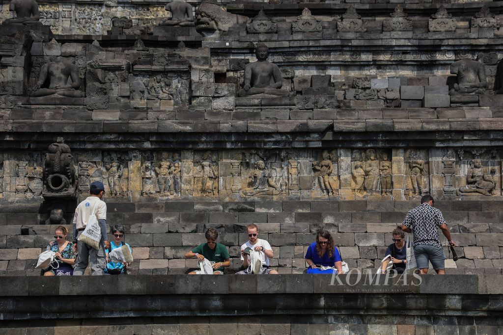 Wisatawan memakai sandal Upanat saat hendak menaiki menaiki Candi Borobudur, Magelang, Jawa Tengah, Sabtu (25/3/2023). 